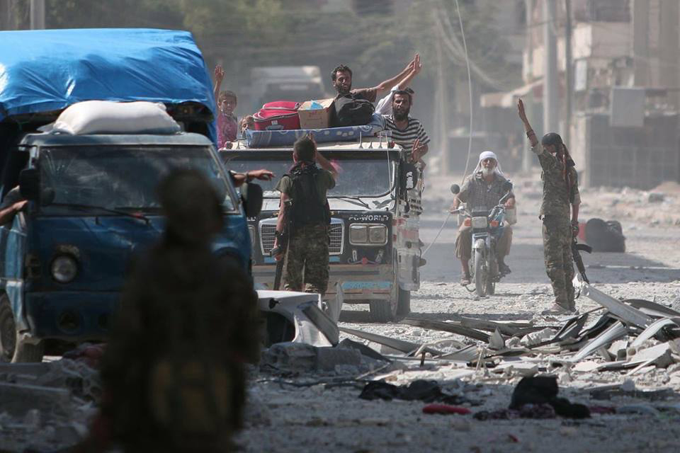 بالصور.. فرحة اهالي منبج بالخلاص من تنظيم داعش