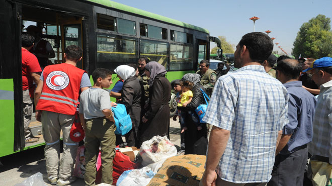 بالصور.. اجلاء العشرات من المعضمية بموجب 