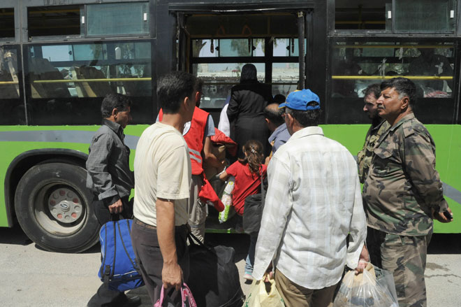 بالصور.. اجلاء العشرات من المعضمية بموجب 