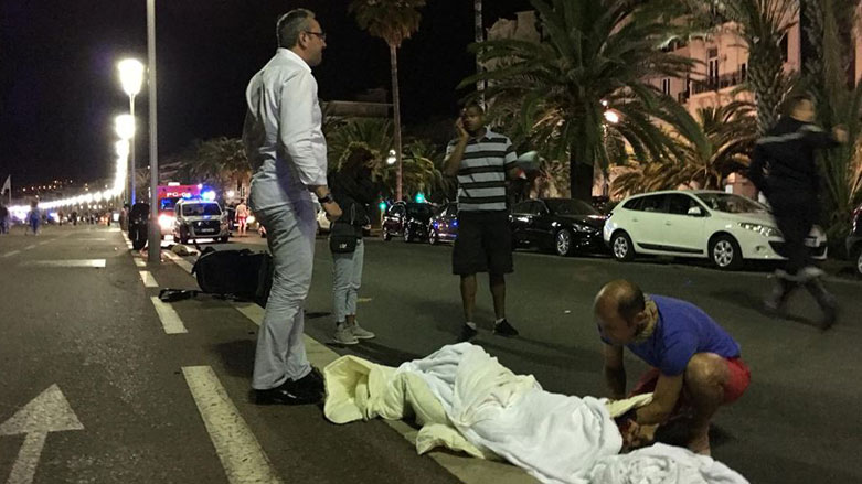 فرنسا تعلن ارتفاع قتلى نيس وتكشف هوية المهاجم وتمدد الطوارئ