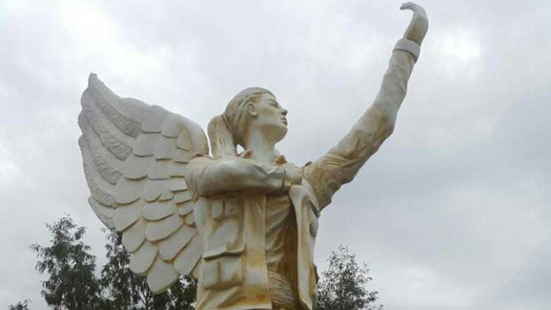Peykera serkeftinê ya keça Rojava hate çêkirin