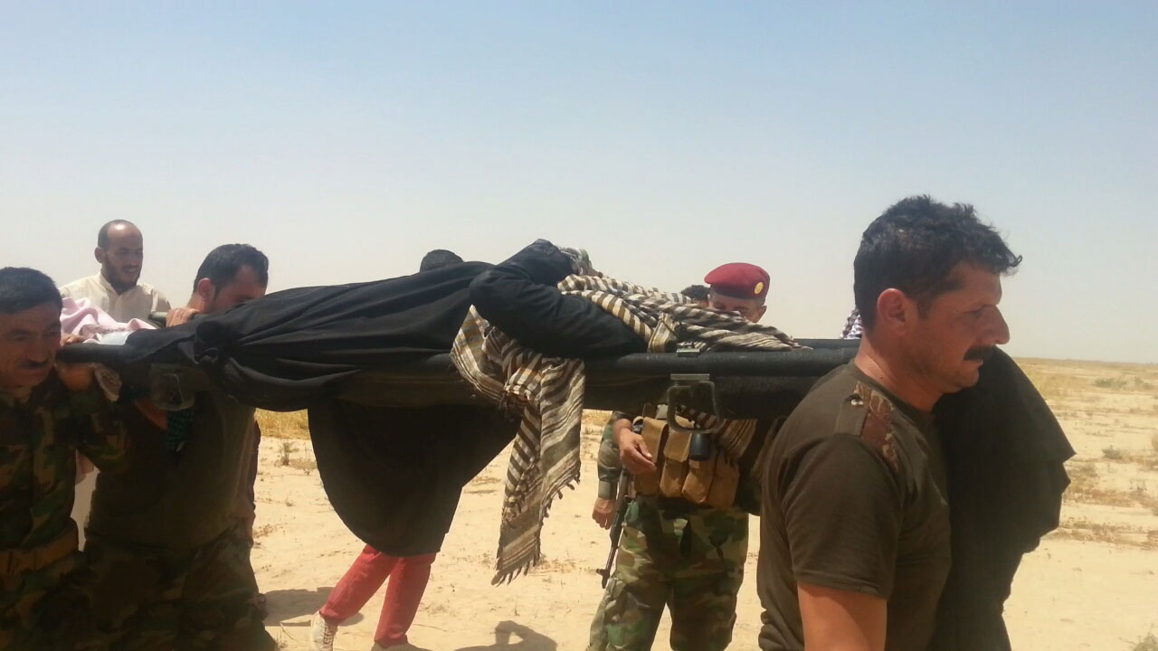 Peshmerga rescue a pregnant woman who escaped from the Islamic State (IS), Makhmour front line, Kurdistan Region, Aug. 8, 2016. (Photo: Archive)