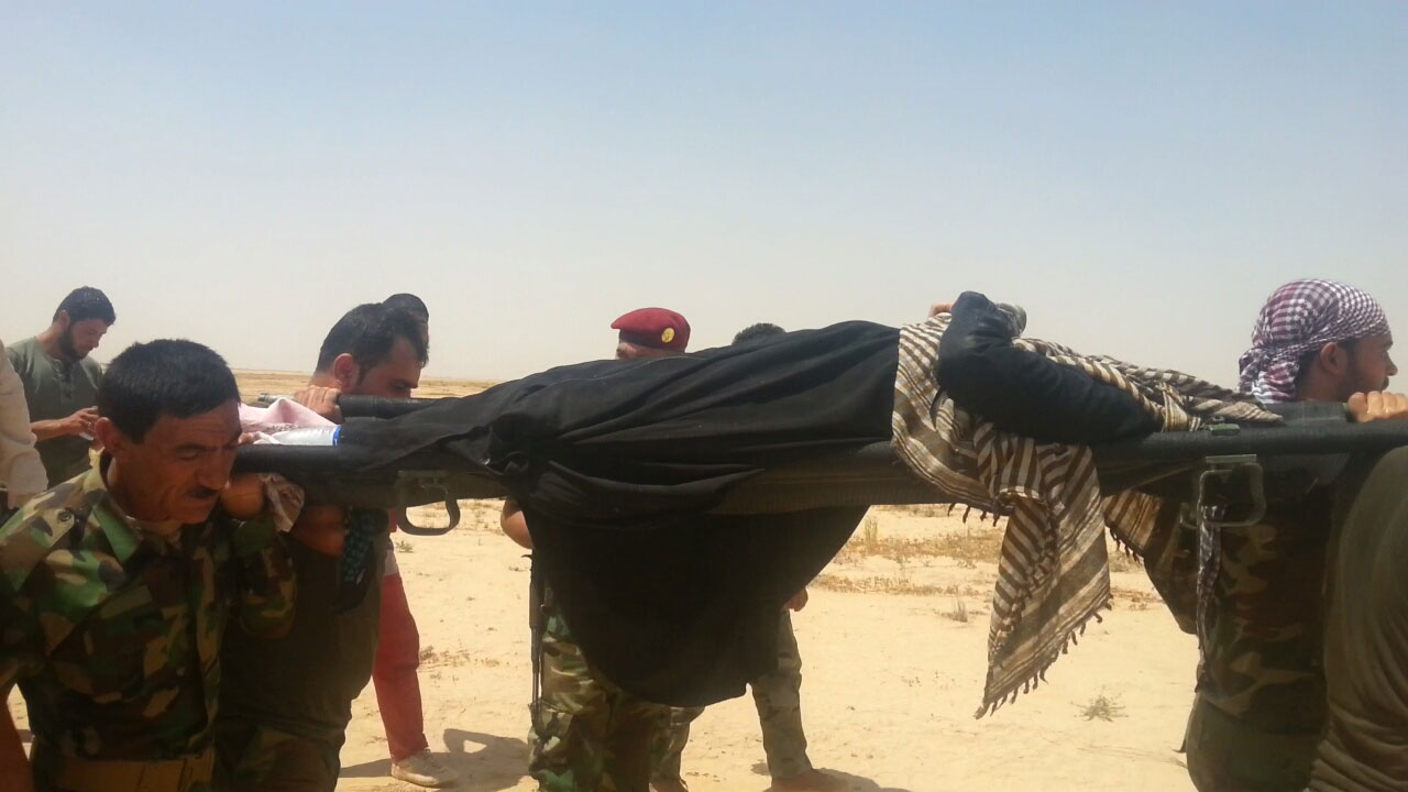 Peshmerga rescue a pregnant woman who escaped from the Islamic State (IS), Makhmour front line, Kurdistan Region, Aug. 8, 2016. (Photo: Archive)