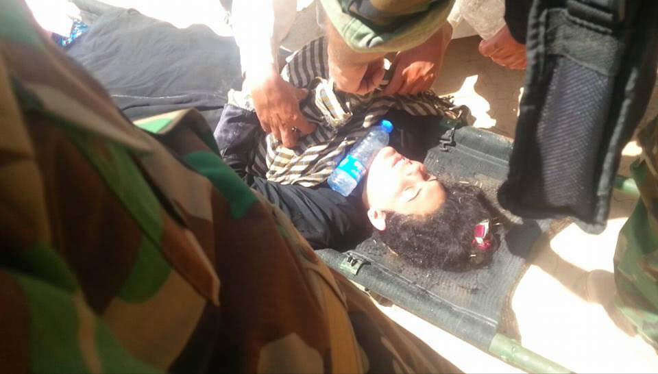 Peshmerga rescue a pregnant woman who escaped from the Islamic State (IS), Makhmour front line, Kurdistan Region, Aug. 8, 2016. (Photo: Archive)