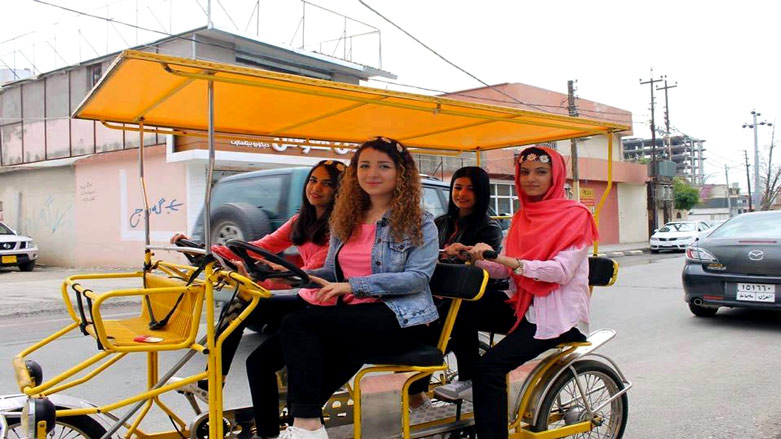 كچانی سلێمانی كتێب بە ناو ماڵاندا دەگێڕن