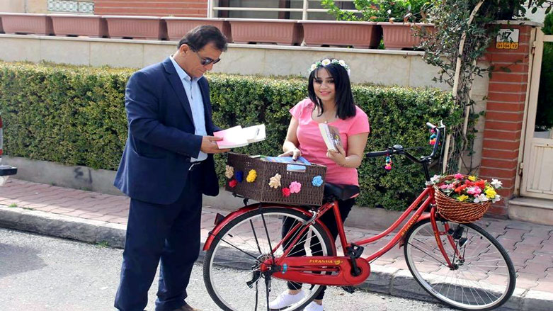 كچانی سلێمانی كتێب بە ناو ماڵاندا دەگێڕن