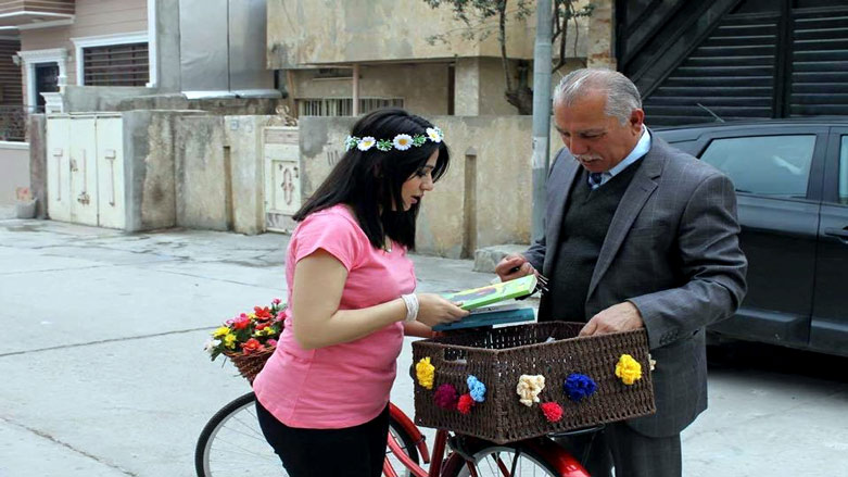 كچانی سلێمانی كتێب بە ناو ماڵاندا دەگێڕن