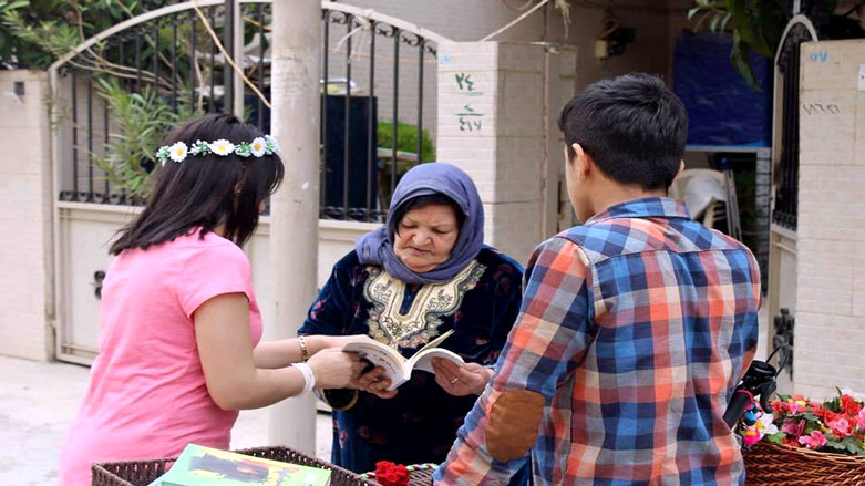 كچانی سلێمانی كتێب بە ناو ماڵاندا دەگێڕن