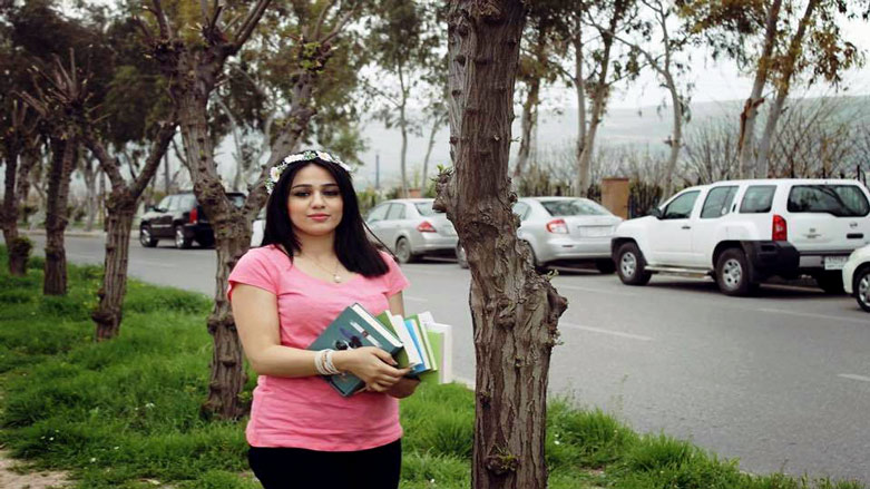 كچانی سلێمانی كتێب بە ناو ماڵاندا دەگێڕن