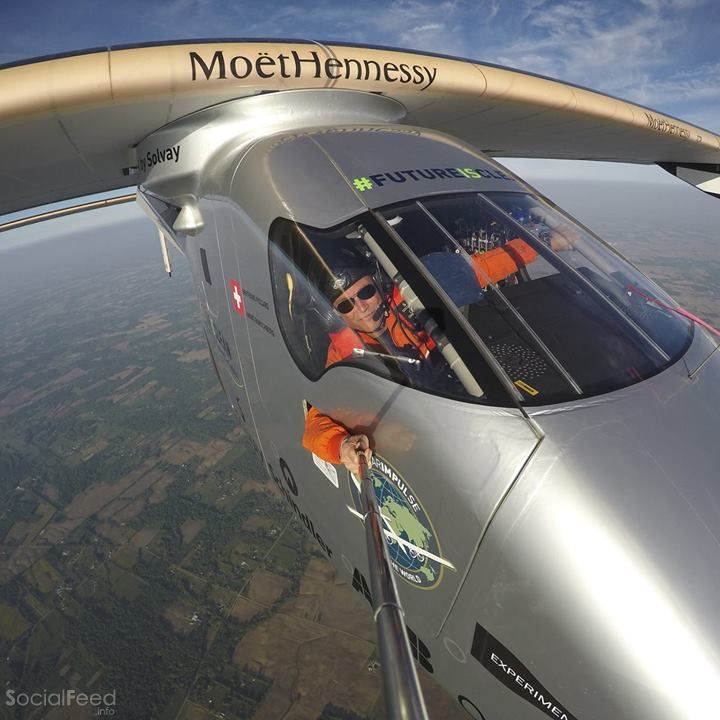 بالصور.. طائرة الشمس تحط بابوظبي بعد جولة حول العالم بلا وقود