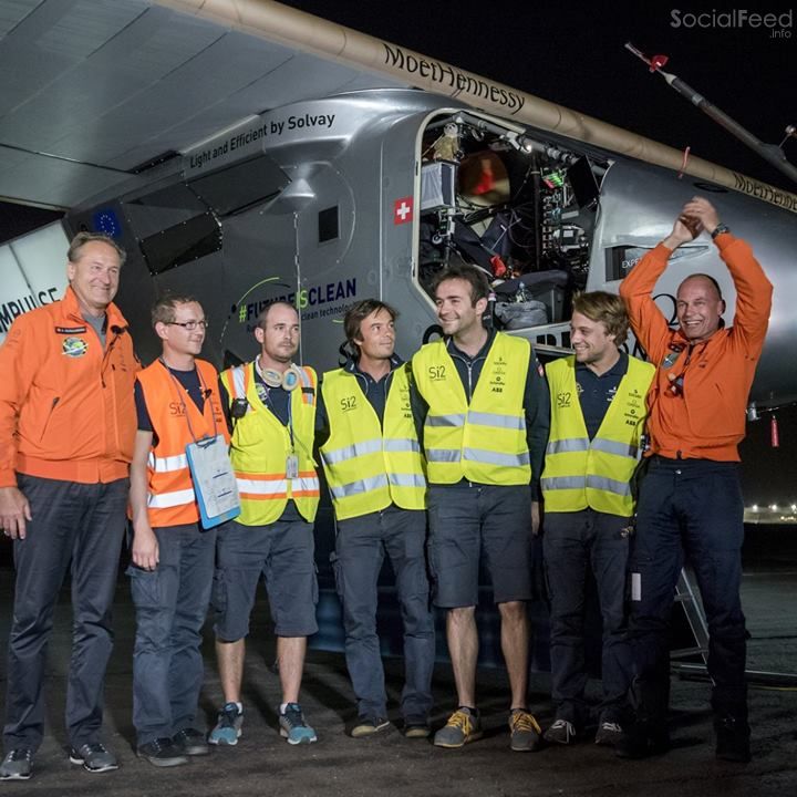 بالصور.. طائرة الشمس تحط بابوظبي بعد جولة حول العالم بلا وقود