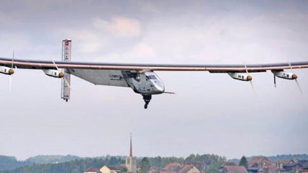 بالصور.. طائرة الشمس تحط بابوظبي بعد جولة حول العالم بلا وقود