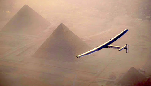 بالصور.. طائرة الشمس تحط بابوظبي بعد جولة حول العالم بلا وقود