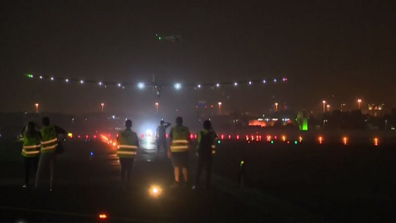 بالصور.. طائرة الشمس تحط بابوظبي بعد جولة حول العالم بلا وقود