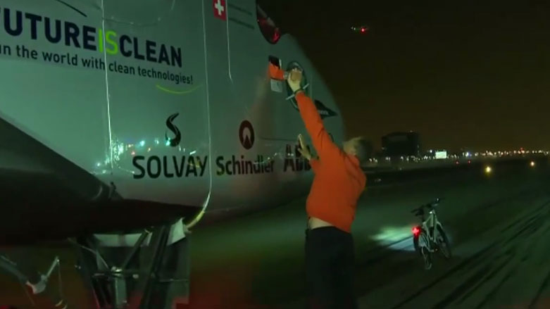 بالصور.. طائرة الشمس تحط بابوظبي بعد جولة حول العالم بلا وقود