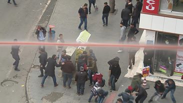 Daxwaz tê kirin birîndarên li Sûrê asê mane bên azadkirin