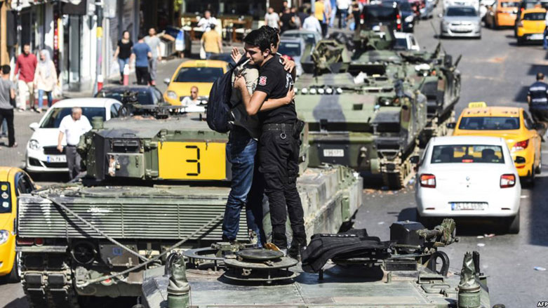 مسؤول تركي: بعض مدبري الانقلاب مازالوا صامدين باسطنبول