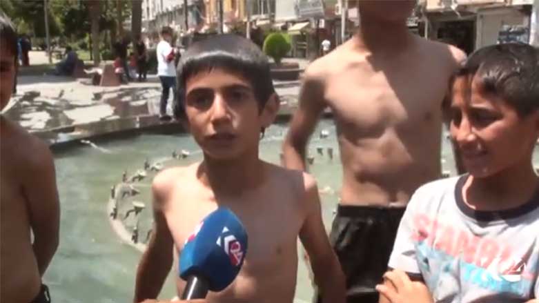 Li Mêrdênê  zarok bi ketina nav avê xwe hênik dikin