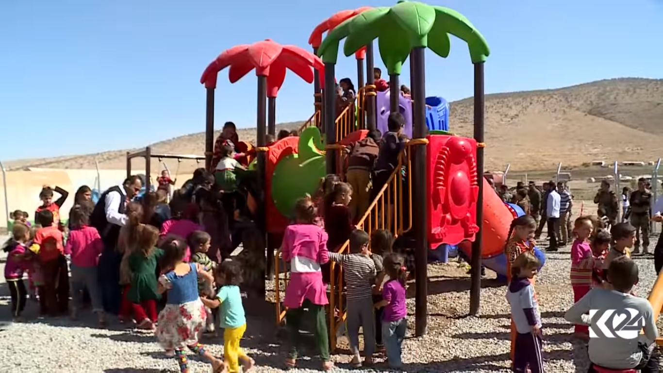 بالصور.. مؤسسة بارزاني الخيرية تمنح اطفال سنجار الابتسامة من جديد