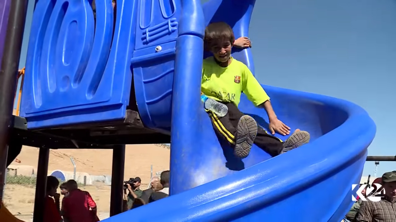 بالصور.. مؤسسة بارزاني الخيرية تمنح اطفال سنجار الابتسامة من جديد