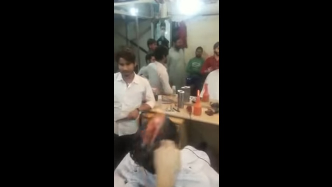 به‌ ڤيديۆ.. سه‌رتاشێكى هيندستانى به‌ ئاگر سه‌ر ده‌تاشێت