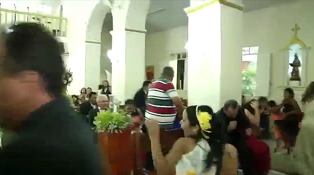 به‌ ڤیدیۆ.. له‌ ئاهه‌نگی هاوسه‌رگیریدا تۆڵه‌ی كوژرانی كوڕه‌كه‌ی ده‌كاته‌وه‌