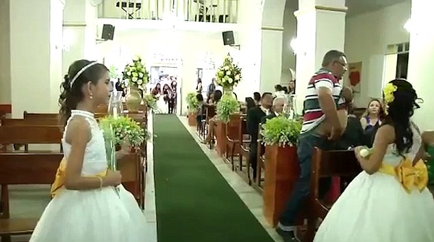 به‌ ڤیدیۆ.. له‌ ئاهه‌نگی هاوسه‌رگیریدا تۆڵه‌ی كوژرانی كوڕه‌كه‌ی ده‌كاته‌وه‌