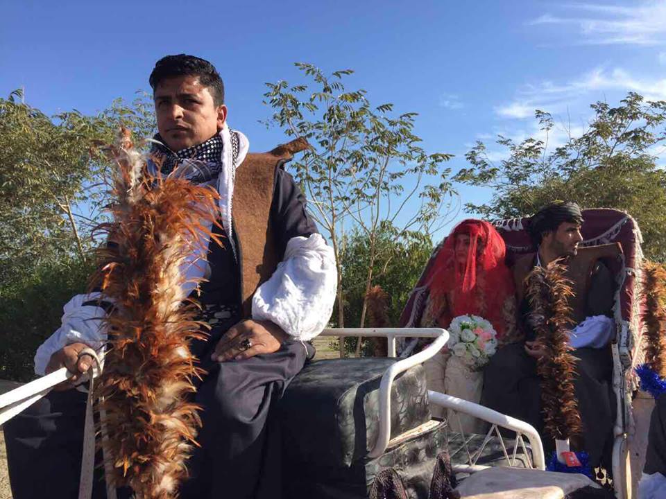 بووك و زاوا بە ئەسپ و عارەبانە بەرەو شوێنی ئاھەنگ گێڕان دەڕۆن