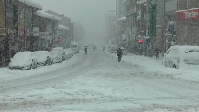 ماسیگرانی شارێكی كوردستان لە ژێر سەھۆڵبەندان ماسی دەگرن