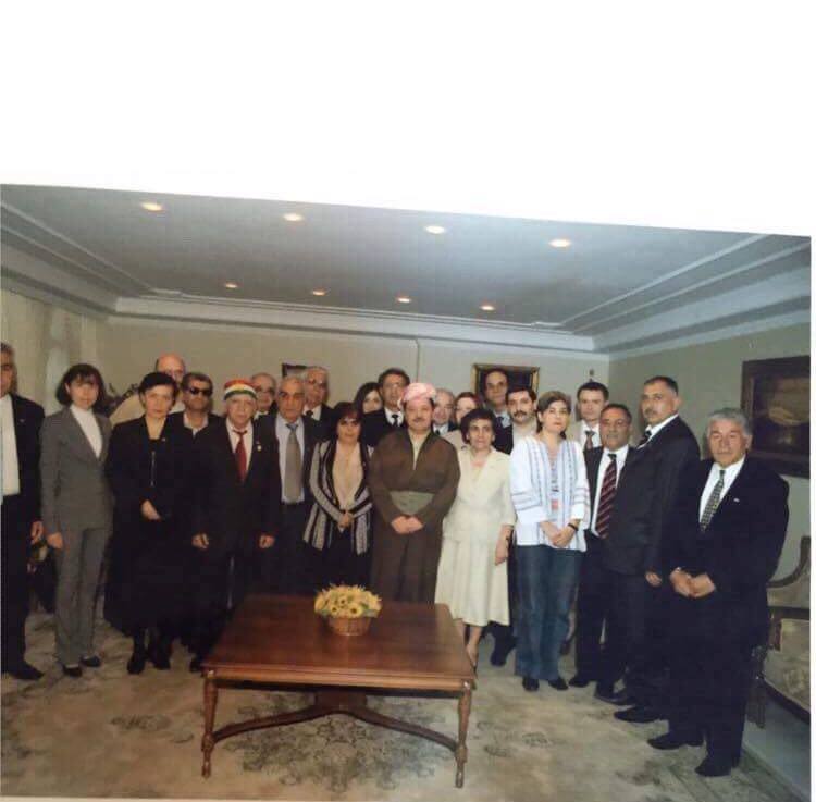 سێیه‌م كه‌س له‌ ده‌سته‌ چه‌پ دكتۆر عه‌لی عه‌بدولكه‌ریم له‌ كاتی سه‌ردانی شاندی ئینستیتوتی كورد له‌ رووسیا بۆ لای سه‌رۆكی هه‌رێمی كوردستان / 2005