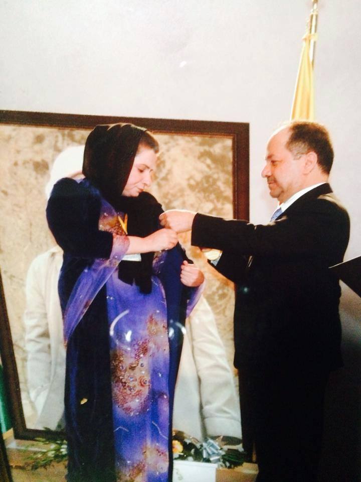 له‌ كاتی رێزگرتن و پێدانی خه‌ڵاتی بارزانی، به‌ سه‌بیحه‌ ئه‌حمه‌د، په‌رله‌مانتاری پێشووی پارتی دیموكراتی كوردستان