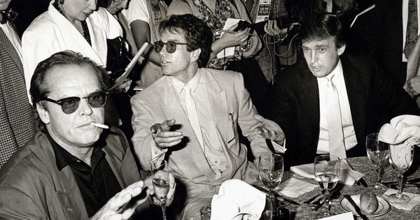 ئه‌و وێنه‌یه‌ی وه‌ك سه‌ردانی تره‌مپ بۆ تاران له‌ ساڵی 1977 بڵاوكراوه‌ته‌وه‌ و هه‌ر یه‌كه‌ له‌ جاك نیكسۆن و وارن پیتی له‌گه‌ڵدایه‌