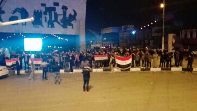 ردد المتظاهرون هتافات منددة بالارهاب والاداء الامني في العاصمة