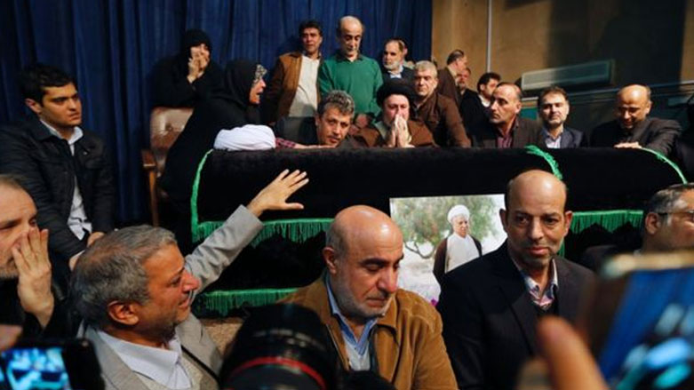 حضر مهدي ابن رفسنجاني الذي يقضي عقوبة بالسجن في تهم بالفساد إلى المستشفى لوداع جثمان والده