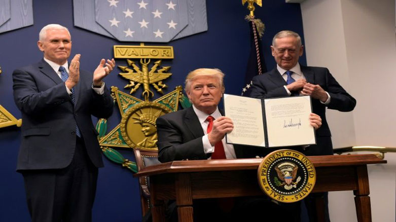 سەرۆكی ئەمریكا دۆناڵد ترەمپ بڕیارێكی خۆی پیشان دەدات