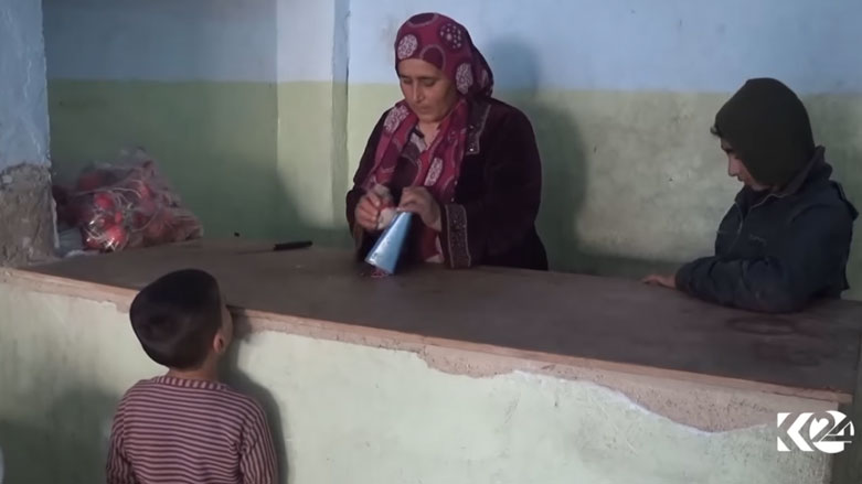 زوجة شيخي تساعد في اعداد الفلافل قبل شوائها