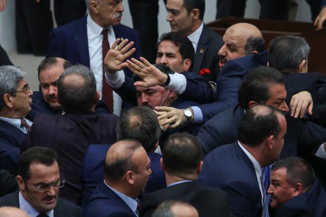 شه‌ڕی ده‌سته‌ویه‌خه‌ی په‌رله‌مانتاران به‌ وێنه‌