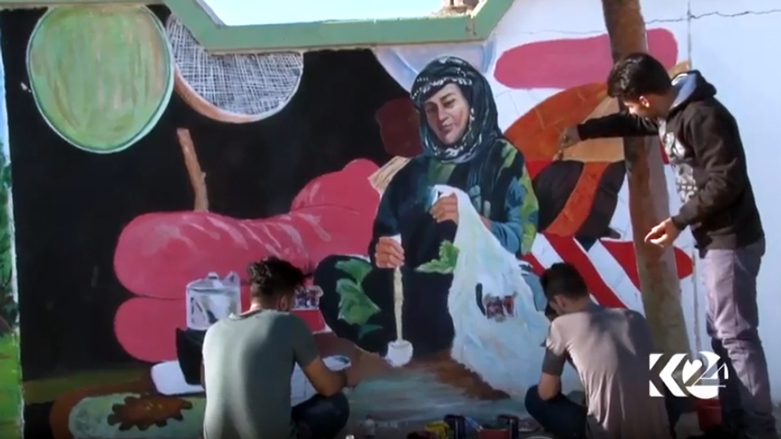 بە تابلۆ ناوچە گەشتیارییەكان دەڕازێنەوە