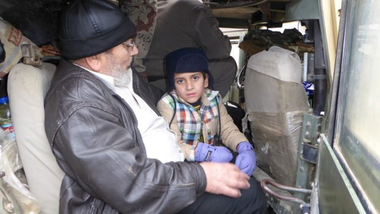 فريق صحفي يصطحب احمد - صورة: اف.بي.آر