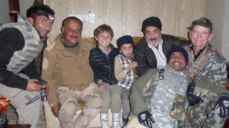 ايمن بين مجموعة من الصحفيين وقوات الامن - تصوير: اف.بي.آر