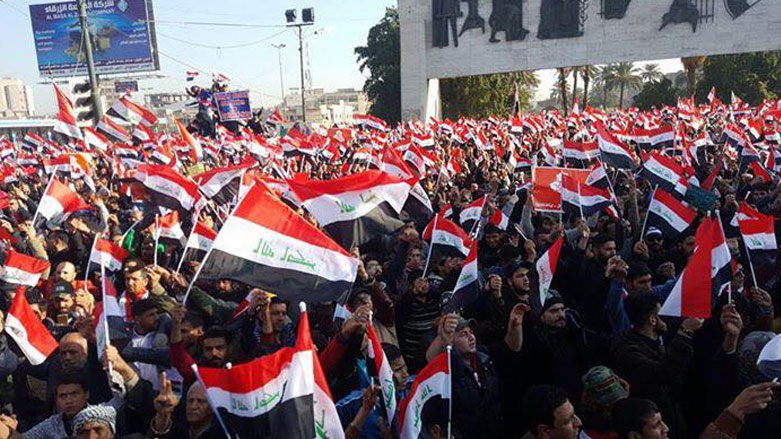 لوح المتظاهرون بالاعلام العراقية - صورة من فيسبوك