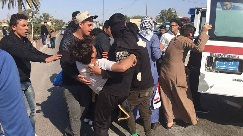 نقل الجرحى الى المشافي لاسعافهم - صورة من فيسبوك