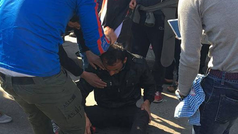 محتجون يسعفون مصابا - صورة من فيسبوك
