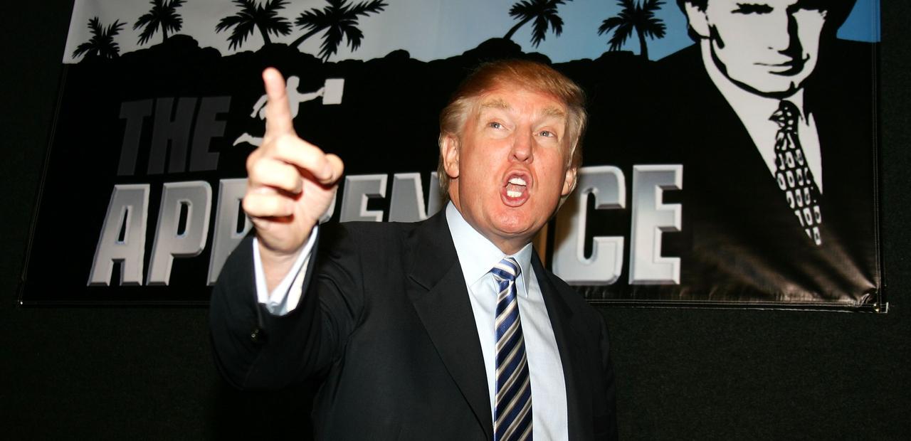 دۆناڵد تره‌مپ له‌ كاتی پێشكه‌شكردنی پرۆگرامی ته‌له‌ڤیزیۆنی The Apprentice