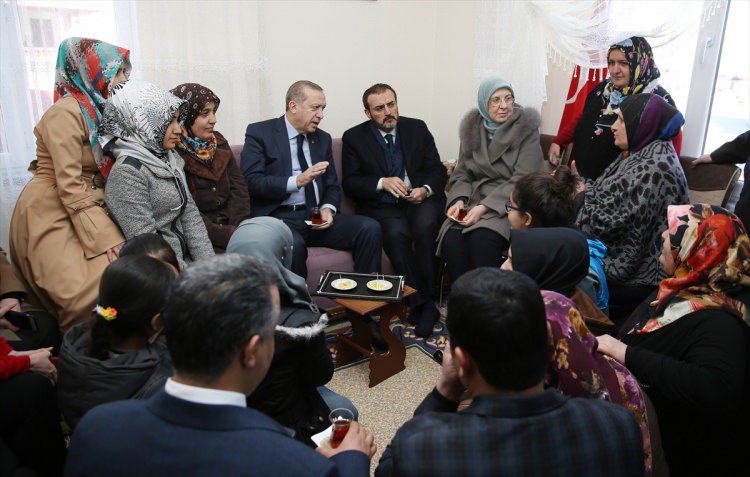 بە ھەڵواسینی نووسراوێك سەرۆكی وڵات دێننە ماڵەكەیان