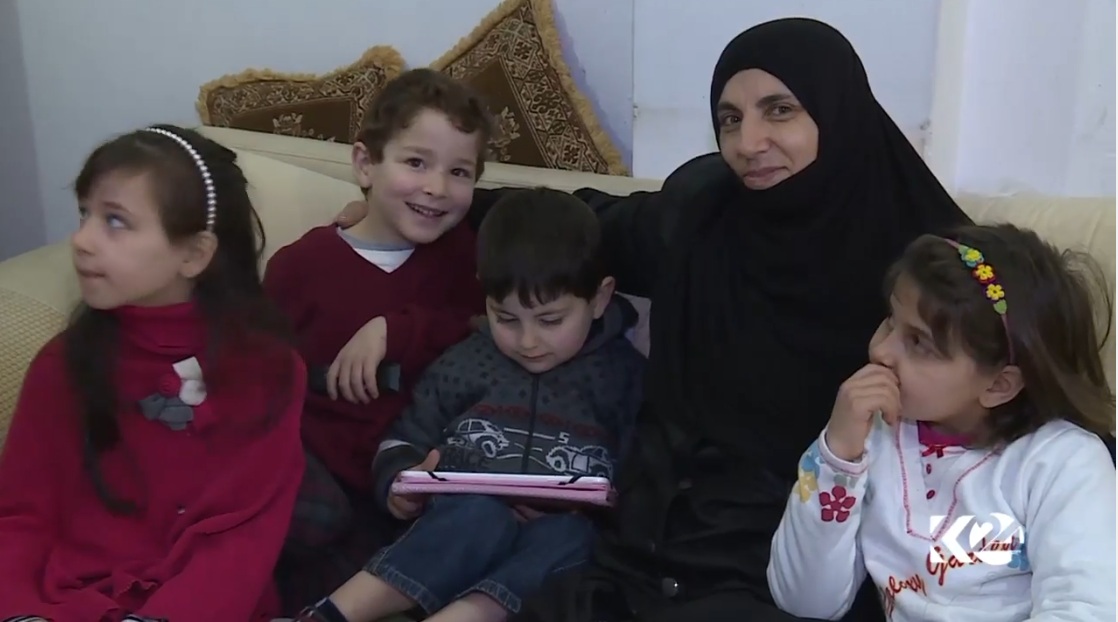 ژنێك ده‌بێته‌ ئومێدى منداڵانى په‌نابه‌ر