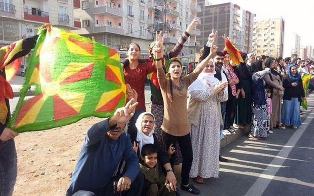 پێشوازی كوردانی باكوور له‌ كاروانی هێزه‌كانی پێشمه‌رگه‌