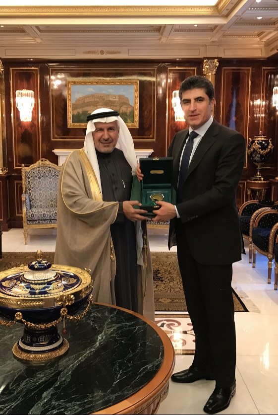The advisor at the Saudi Royal Court and Supervisor General of the King Salman Center for Relief and Humanitarian Aid Dr. Abdullah bin Abdulaziz al-Rabeeh gives a medal to the Kurdistan Prime Minister Nechirvan Barzani. (Photo: KRG)