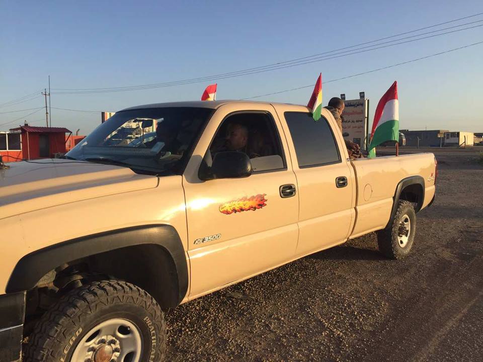 چەكدارێكی داعش گۆڕێكی بە كۆمەڵی پێشمەرگە ئاشكرا دەكات