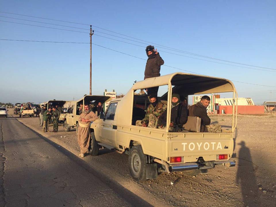 چەكدارێكی داعش گۆڕێكی بە كۆمەڵی پێشمەرگە ئاشكرا دەكات